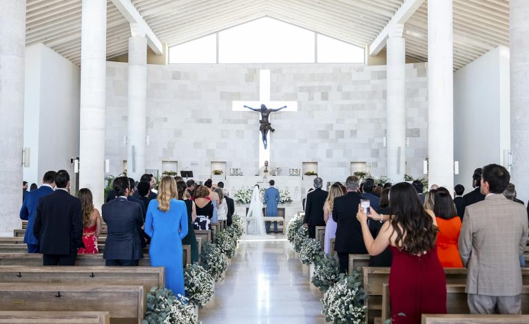 Beautiful wedding ceremony in a modern church in Santiago de Querétaro, capturing serene interior and gathered guests.